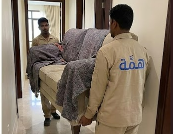 عمال نقل محترفين يحملون الاثاث
